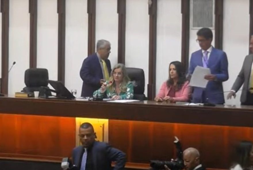 abono-salarial-extra-para-professores-da-bahia-nao-contemplados-em-precatorios3A-repasse-total-de-r2412C7-bi.-beneficio-para-87-mil-docentes2C-incluindo-jornadas-de-20h-e-40h