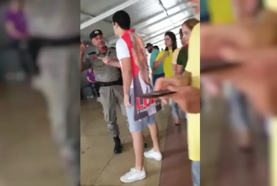 Vídeo: Advogado vestido com camisa de Lula tem celular tomado por PM em Goiânia