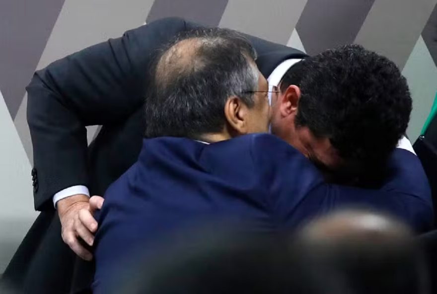 Sergio Moro e Flávio Dino surpreendem ao se cumprimentarem com um abraço, quebrando anos de atritos públicos (Foto: reprodução/ TV Senado)