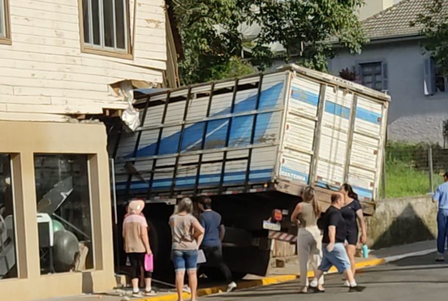 academia-atingida-por-caminhao-com-bois-em-ibicare academia-atingida-por-caminhao-com-bois-em-ibicare