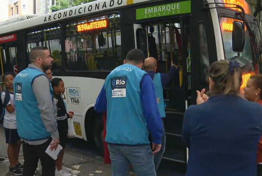 acao-da-prefeitura-do-rio-garante-transporte-gratuito-a-idosos-com-apoio-da-guarda-municipal