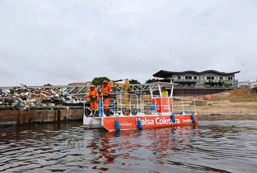 acao-de-limpeza-na-orla-do-mirante-lucia-almeida-em-manaus3A-semulsp-e-recofarma-unidos-pela-preservacao-ambiental-e-qualidade-de-vida