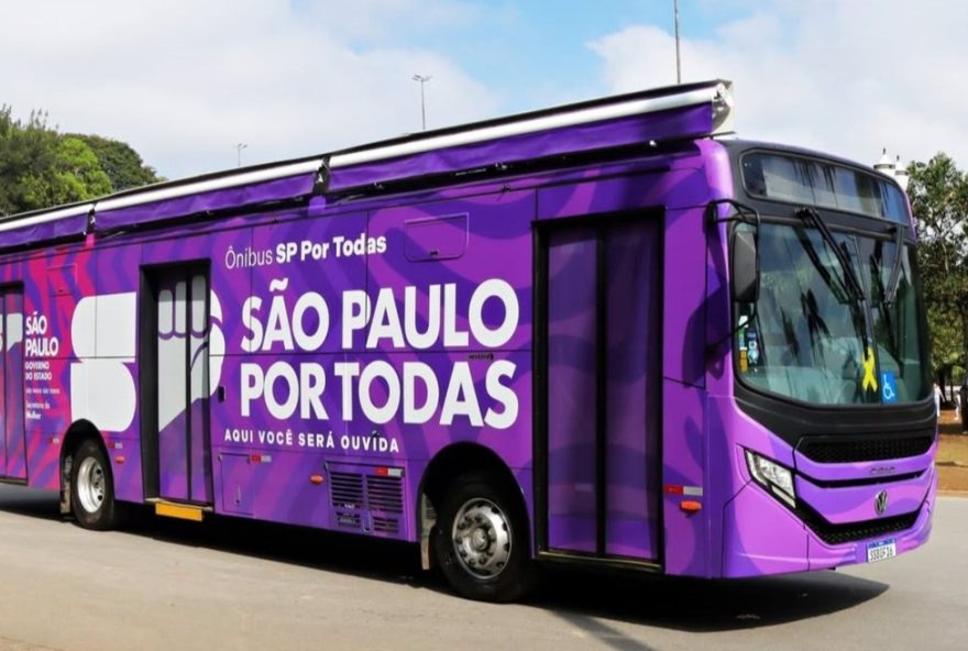 acao-de-suporte-juridico-e-psicossocial-para-mulheres-vitimas-de-violencia-em-sao-vicente3A-onibus-lilas-em-sao-paulo