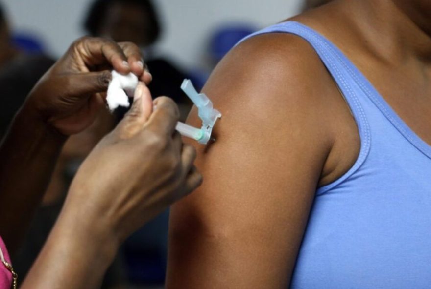 acao-de-vacinacao-no-terminal-acesso-norte3A-hepatite-b2C-covid-19-e-gripe acao-de-vacinacao-no-terminal-acesso-norte3A-hepatite-b2C-covid-19-e-gripe