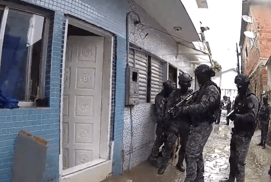 acao-policial-no-guaruja3A-gate-resgata-vitimas-em-carcere-privado acao-policial-no-guaruja3A-gate-resgata-vitimas-em-carcere-privado