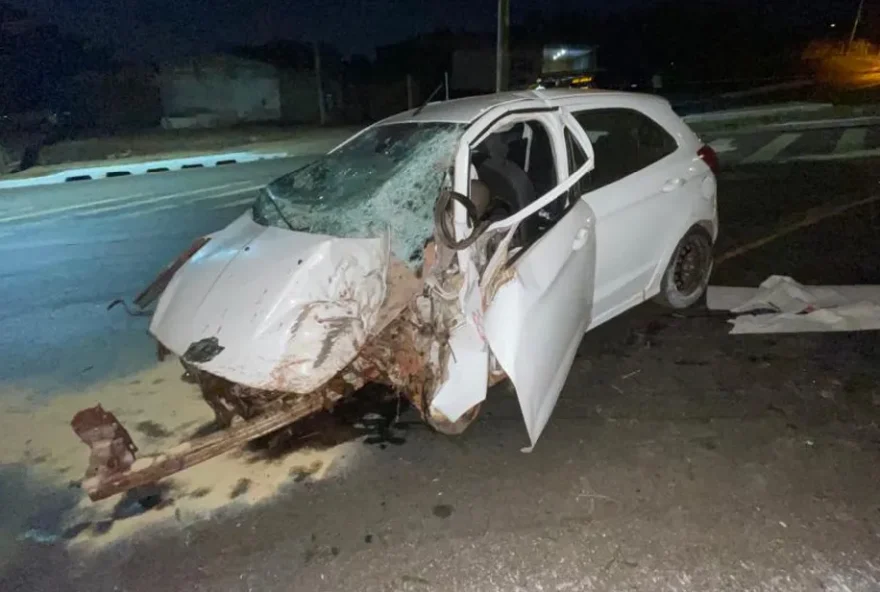 Três pessoas morrem após carro bater contra árvore, em Goiânia