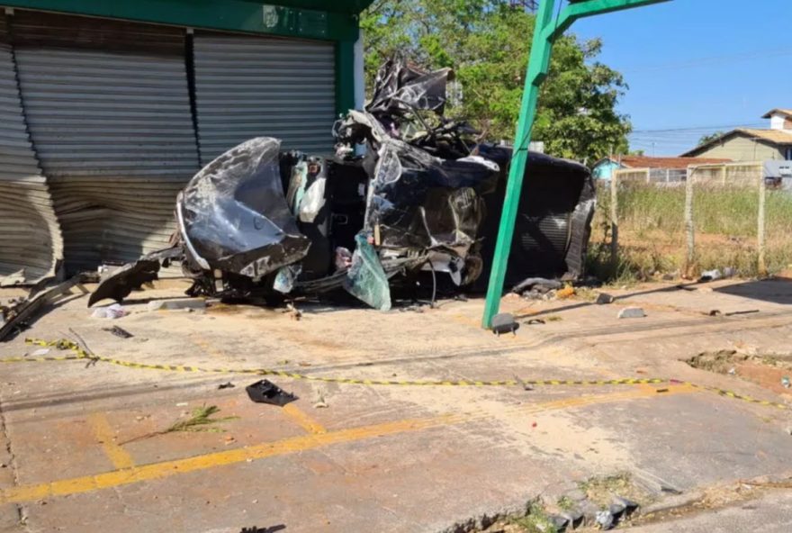 Caminhonete ficou totalmente destruído após racha no Setor Marista. (Foto: Reprodução)