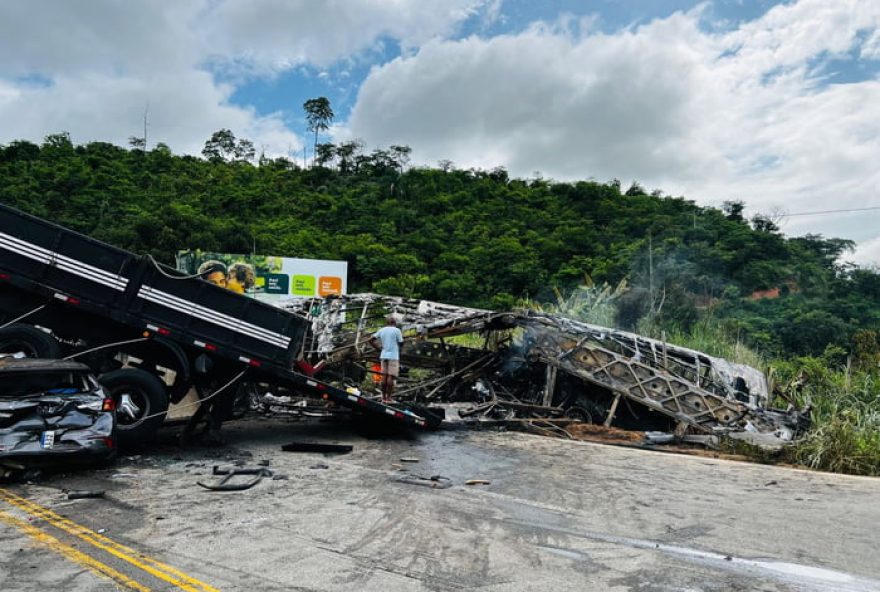 acidente-br-1163A-bloco-atinge-onibus-como-22tanque-de-guerra22-e-causa-39-mortes.-motorista-preso-e-sob-efeito-de-alcool-e-drogas