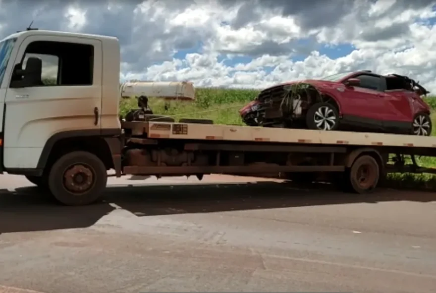 Mulher morre após capotar carro por mais de 100 metros na BR-060