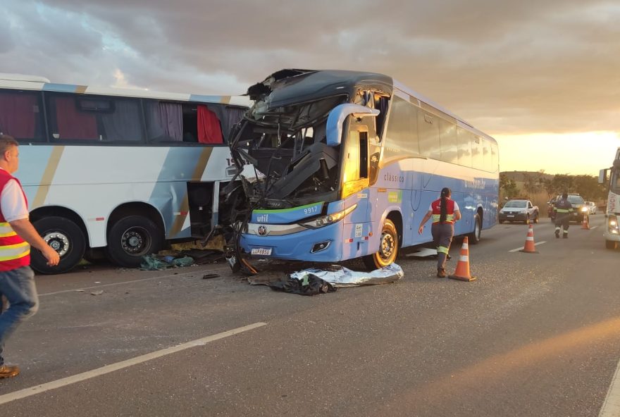 Dois ônibus que seguiam no sentido Anápolis-Brasília coliiram na BR-060 (Foto: PRF-GO)