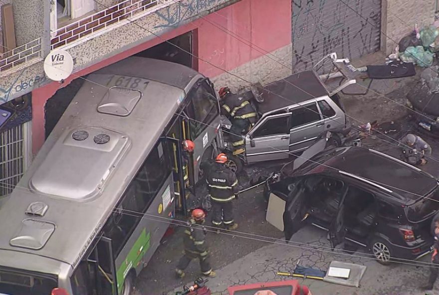 acidente-choca-brasilandia3A-micro-onibus-desgovernado-causa-sequencia-de-colisoes-em-sao-paulo acidente-choca-brasilandia3A-micro-onibus-desgovernado-causa-sequencia-de-colisoes-em-sao-paulo