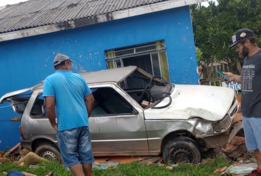 acidente-choca-moradores-de-ponta-grossa3A-carro-capota2C-atinge-caes-e-casa-no-parana