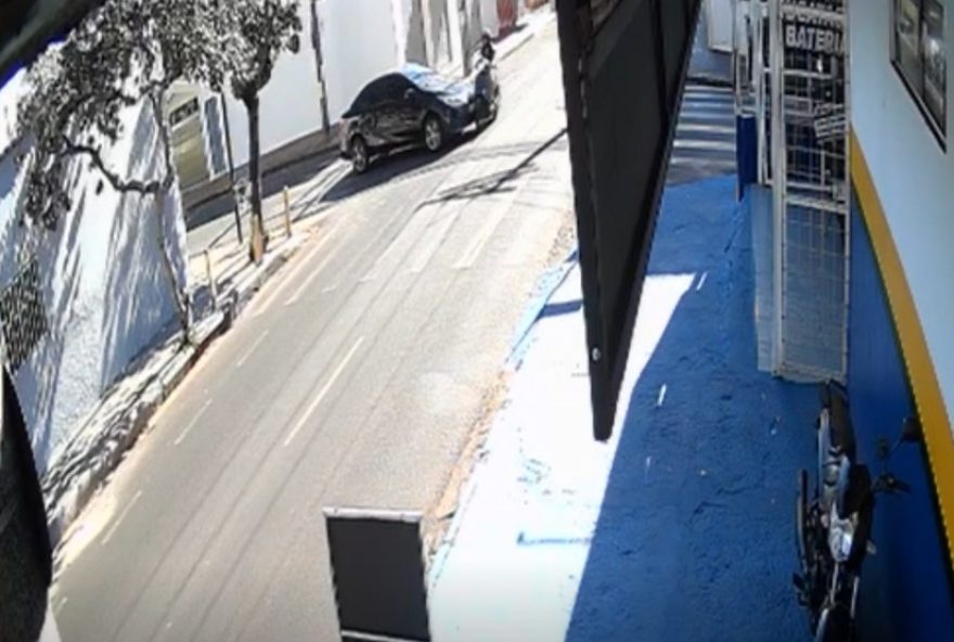 acidente-choca-moradores-de-uberlandia3A-motociclista-e-arremessada-apos-batida-em-cruzamento
