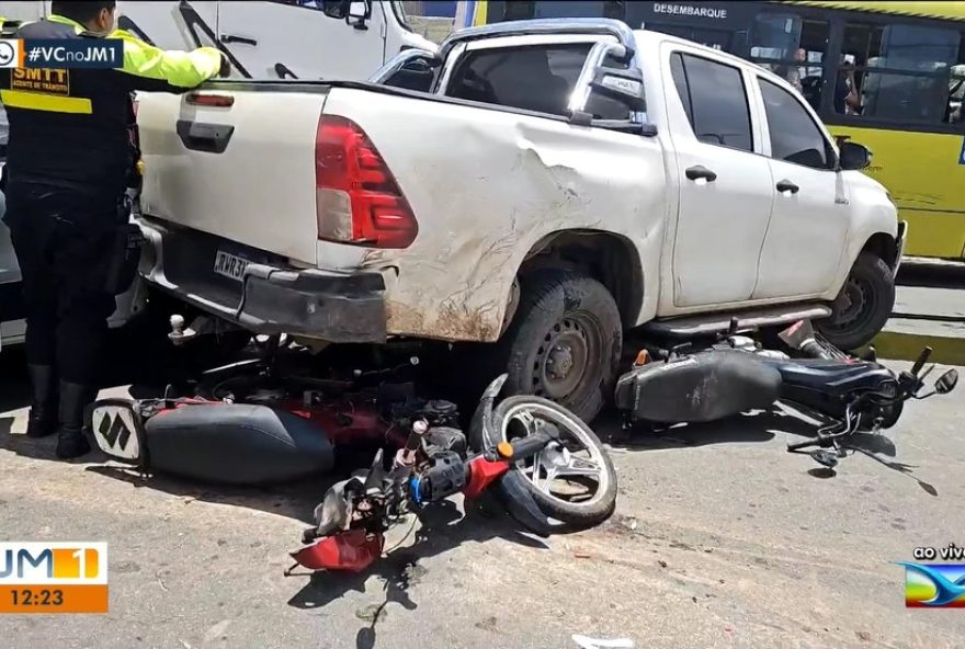 acidente-com-10-veiculos-congestiona-transito-na-avenida-jeronimo-de-albuquerque