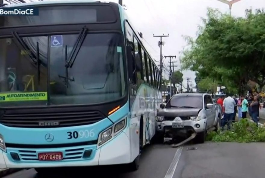 acidente-com-5-veiculos-interrompe-transito-na-av.-13-de-maio-em-fortaleza acidente-com-5-veiculos-interrompe-transito-na-av.-13-de-maio-em-fortaleza