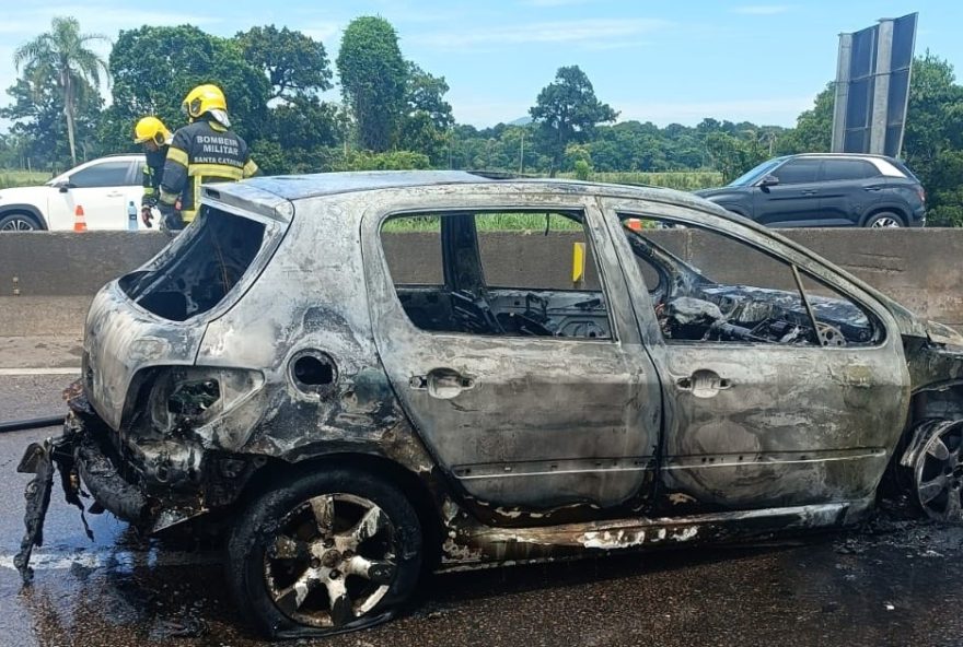 acidente-com-8-veiculos-e-incendio-deixa-feridos-na-br-101-em-sc acidente-com-8-veiculos-e-incendio-deixa-feridos-na-br-101-em-sc