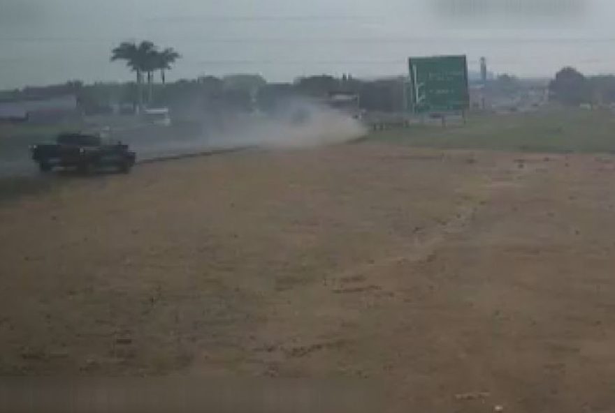 acidente-com-cacamba-de-terra-provoca-interdicao-na-rodovia-do-acucar-em-piracicaba-sp-sem-vitimas