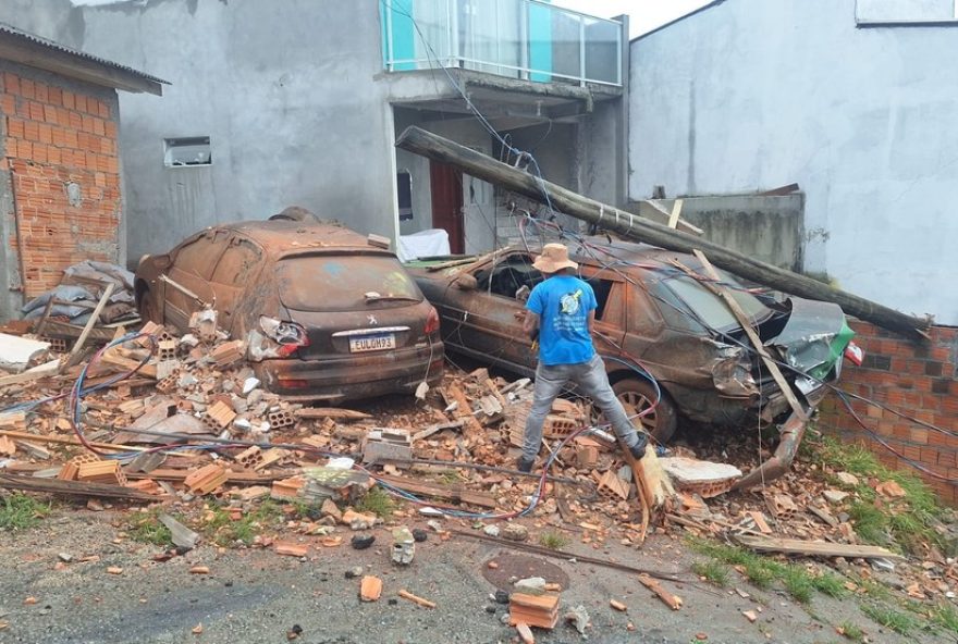 acidente-com-cacamba-deixa-feridos-e-danos-em-florianopolis3A-atualizacoes-e-precaucoes