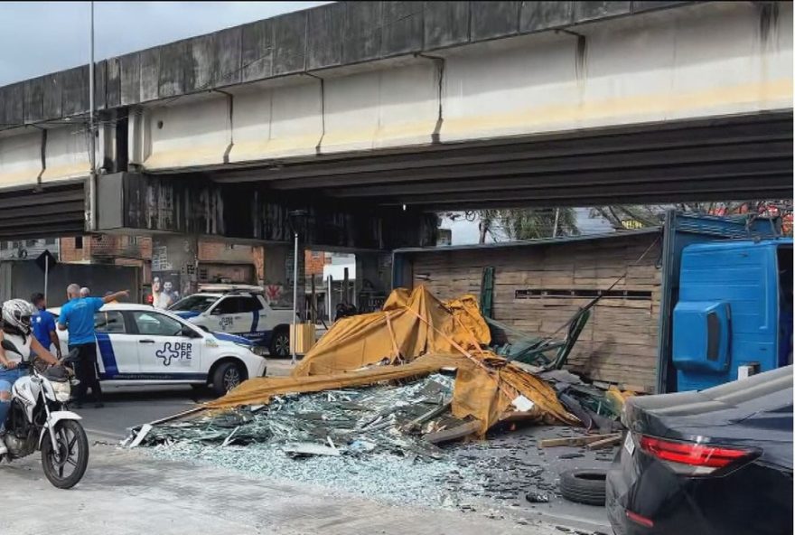 acidente-com-caminhao-carregado-de-vidro-na-pe-152C-em-olinda3B-video-e-fotos-mostram-a-dispersao-da-carga acidente-com-caminhao-carregado-de-vidro-na-pe-152C-em-olinda3B-video-e-fotos-mostram-a-dispersao-da-carga