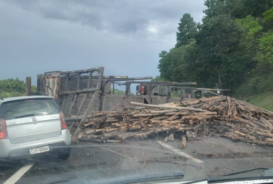 acidente-com-caminhao-de-madeira-causa-congestionamento-na-castello-branco-em-itatinga3A-motorista-ileso acidente-com-caminhao-de-madeira-causa-congestionamento-na-castello-branco-em-itatinga3A-motorista-ileso
