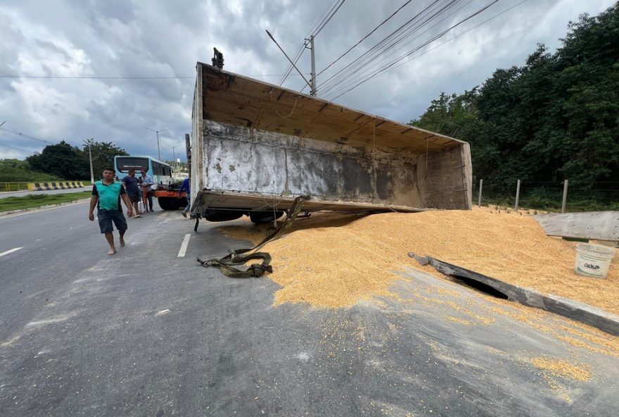 acidente-com-caminhao-de-milho-causa-transtornos-no-transito-de-manaus3A-veiculo-tomba-no-rodoanel-rapidao-na-zona-oeste