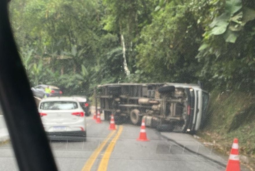 acidente-com-caminhao-interdita-rodovia-em-ubatuba3A-transito-em-sistema-pare-e-siga-no-sentido-taubate