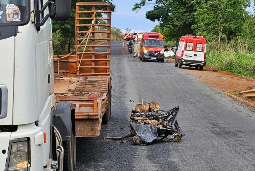 acidente-com-caminhao-mata-jovem-e-deixa-carro-destruido-em-pirenopolis