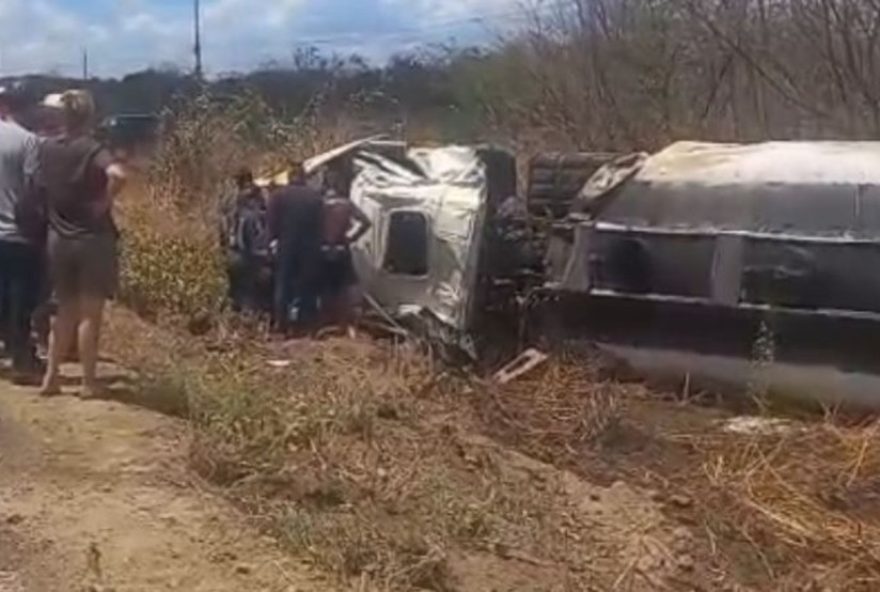 acidente-com-caminhao-tanque-carregado-de-combustivel-gera-preocupacao-no-interior-do-ceara3A-motorista-resgatado-em-operacao-de-alto-risco
