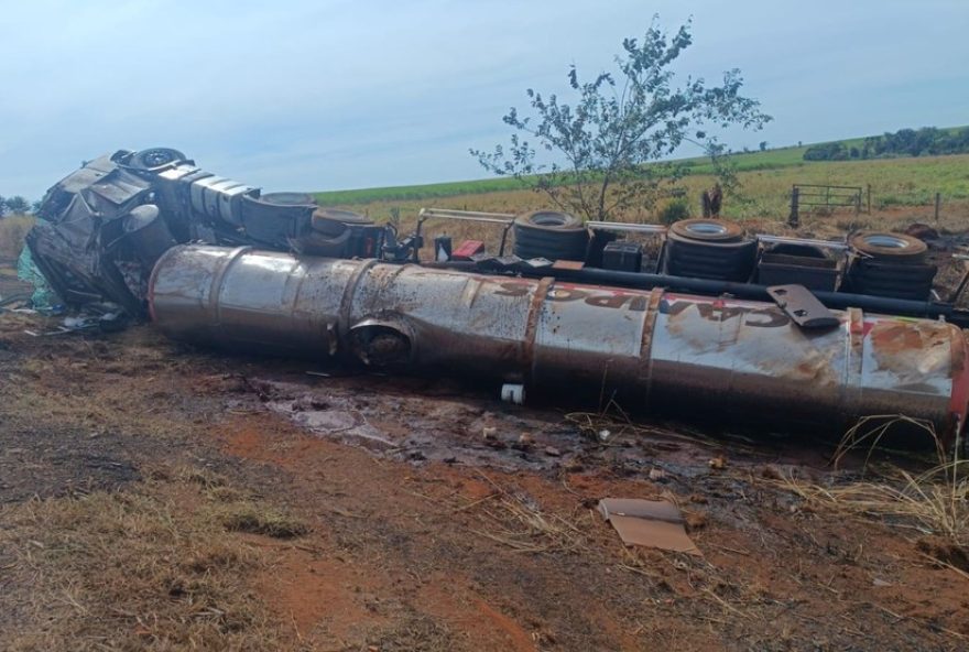 acidente-com-caminhao-tanque-de-soda-caustica-interdita-br-153-em-centralina3A-detalhes-e-atualizacoes