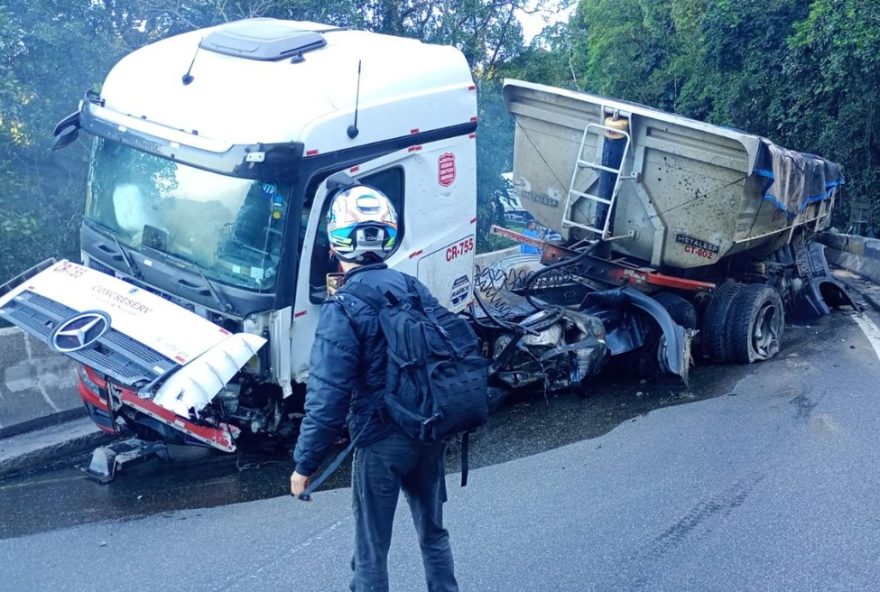 acidente-com-carreta-carregada-de-areia-interdita-rodovia-anchieta-em-sp