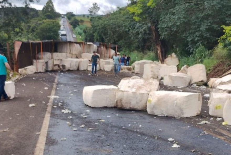 acidente-com-carreta-de-algodao-bloqueia-br-352-em-carmo-do-paranaiba3A-duas-vitimas-resgatadas-e-pista-interditada.-acompanhe