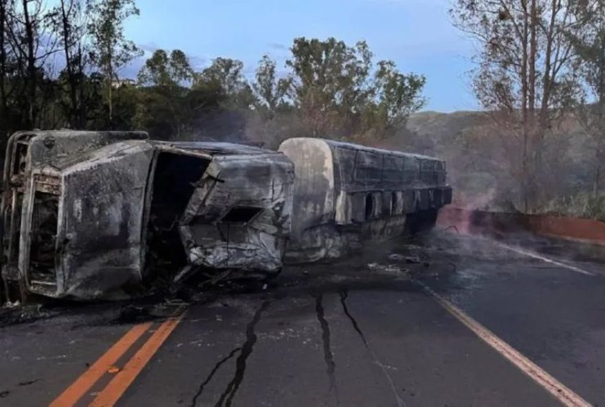 acidente-com-carreta-de-combustivel-interdita-br-040-em-itabirito2C-causando-incendio-e-ferimentos-ao-motorista