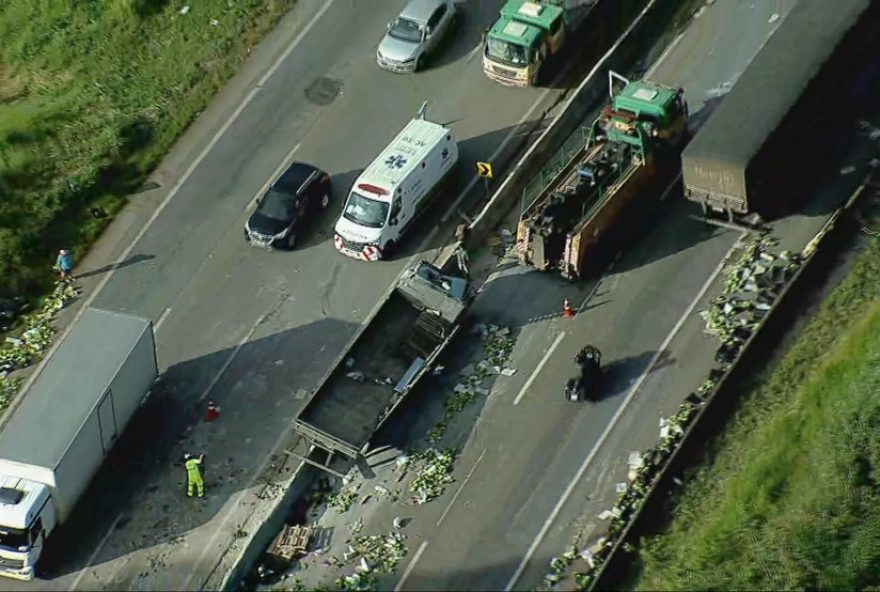 acidente-com-carreta-de-frutas-provoca-interdicao-na-fernao-dias-proximo-a-itaguara3A-veja-video acidente-com-carreta-de-frutas-provoca-interdicao-na-fernao-dias-proximo-a-itaguara3A-veja-video