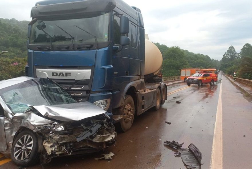 acidente-com-carreta-e-quatro-carros-deixa-cinco-feridos-na-br-3562C-itabirito acidente-com-carreta-e-quatro-carros-deixa-cinco-feridos-na-br-3562C-itabirito