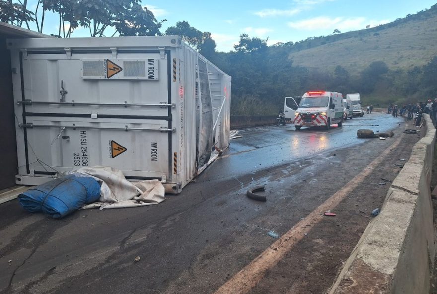 acidente-com-carreta-interdita-br-381-na-serra-de-igarape-e-causa-morte-de-motorista