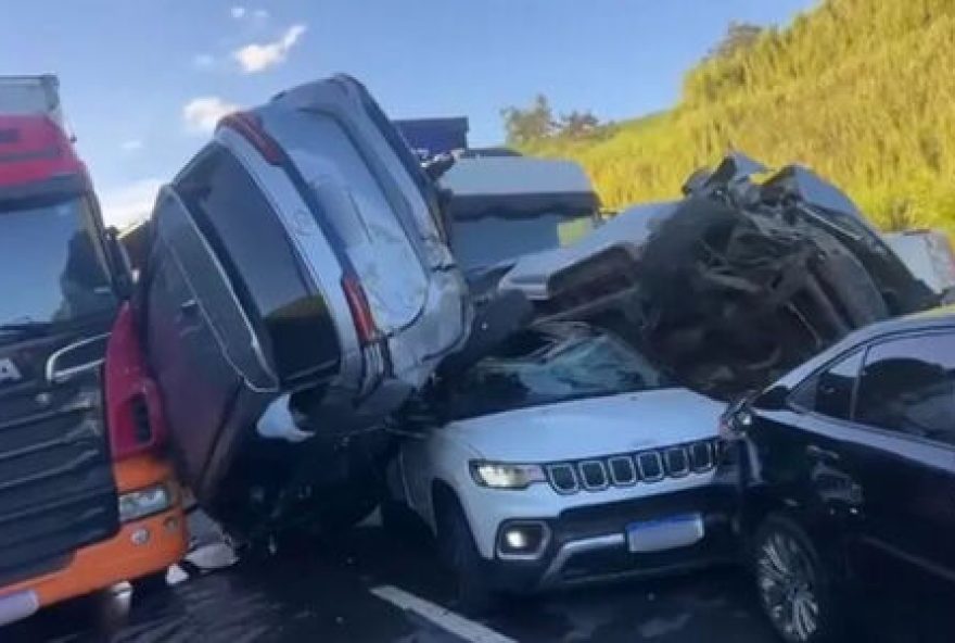 acidente-com-dez-veiculos-interdita-rodovia-no-sul-do-es acidente-com-dez-veiculos-interdita-rodovia-no-sul-do-es