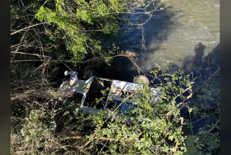 acidente-com-kombi-escolar-em-santa-cecilia3A-todos-os-ocupantes-ilesos-no-incidente-no-rio-correntes.-mantenha-se-informado-sobre-seguranca-no-transito