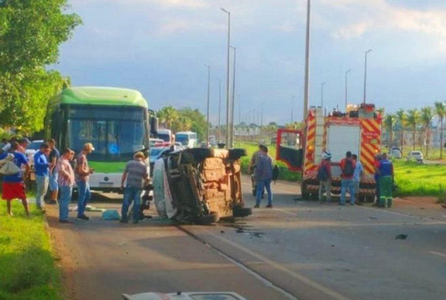 Acidente envolve moto e ambulância deixa dois mortos e feridos na GO-070