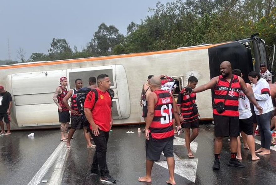 acidente-com-onibus-de-torcedores-causa-interdicao-na-via-dutra-16-feridos-sem-fatalidades acidente-com-onibus-de-torcedores-causa-interdicao-na-via-dutra-16-feridos-sem-fatalidades