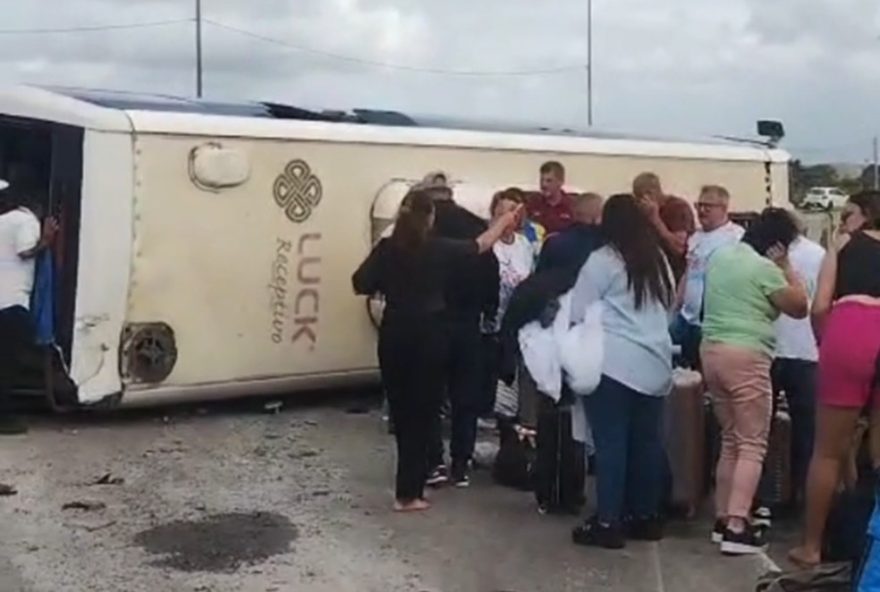 acidente-com-onibus-de-turismo-em-ipojuca3A-passageiros-feridos-apos-tentativa-de-desvio-de-cavalo-na-pista