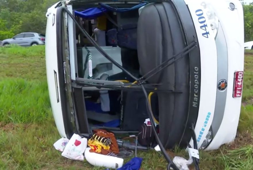 acidente-com-onibus-em-candeias-deixa-10-feridos-na-br-3243A-atualizacoes-na-de-bahia.-fique-informado-para-garantir-seguranca-no-transito