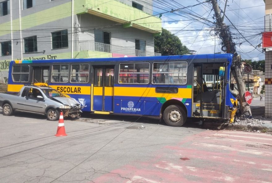 acidente-com-onibus-escolar-em-santa-luzia3A-sem-feridos2C-danos-a-veiculos-e-acao-dos-bombeiros acidente-com-onibus-escolar-em-santa-luzia3A-sem-feridos2C-danos-a-veiculos-e-acao-dos-bombeiros