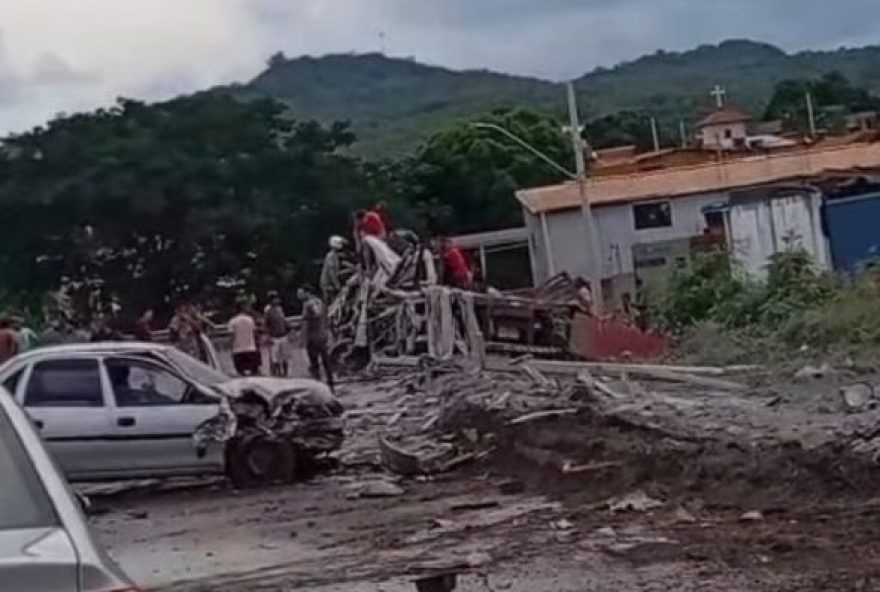 acidente-com-quatro-veiculos-deixa-uma-pessoa-morta-na-br-1352C-em-montes-claros3B-ocorrencia-em-andamento acidente-com-quatro-veiculos-deixa-uma-pessoa-morta-na-br-1352C-em-montes-claros3B-ocorrencia-em-andamento