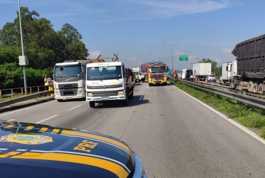 acidente-com-tres-caminhoes-interdita-pista-sentido-rj-da-dutra2C-em-jacarei3A-atualizacoes-sobre-o-congestionamento-e-recomendacoes-de-seguranca