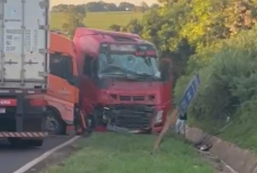 acidente-com-tres-carretas-e-carro-mata-uma-pessoa-na-br-163-em-ms acidente-com-tres-carretas-e-carro-mata-uma-pessoa-na-br-163-em-ms