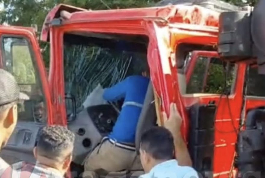 acidente-com-tres-veiculos-deixa-motorista-preso-nas-ferragens-na-br-364 acidente-com-tres-veiculos-deixa-motorista-preso-nas-ferragens-na-br-364