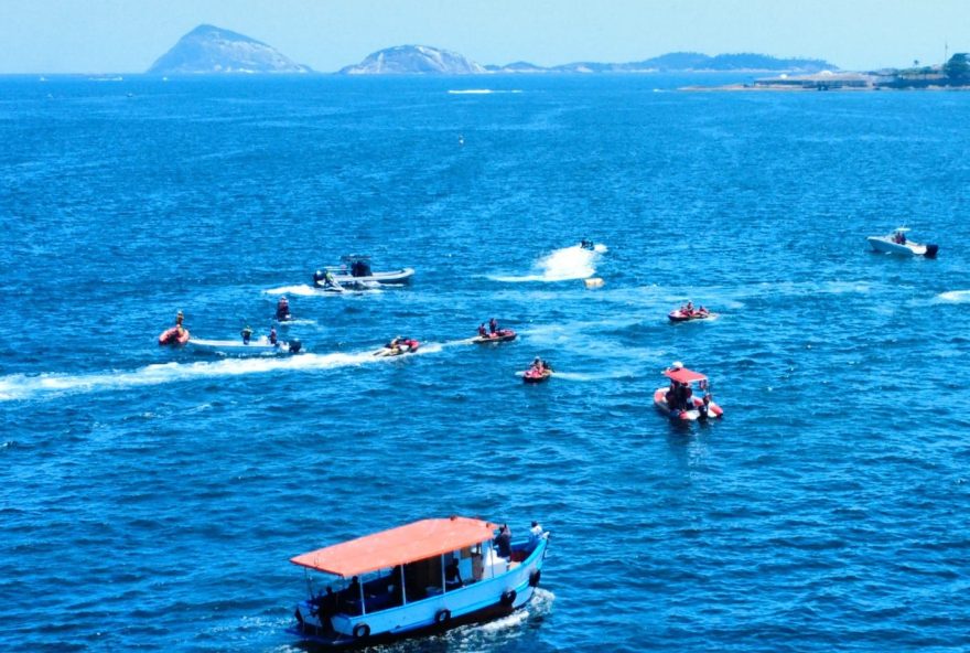 acidente-com-ultraleve-na-praia-de-copacabana-bombeiros-em-operacao-de-resgate-no-mar acidente-com-ultraleve-na-praia-de-copacabana-bombeiros-em-operacao-de-resgate-no-mar