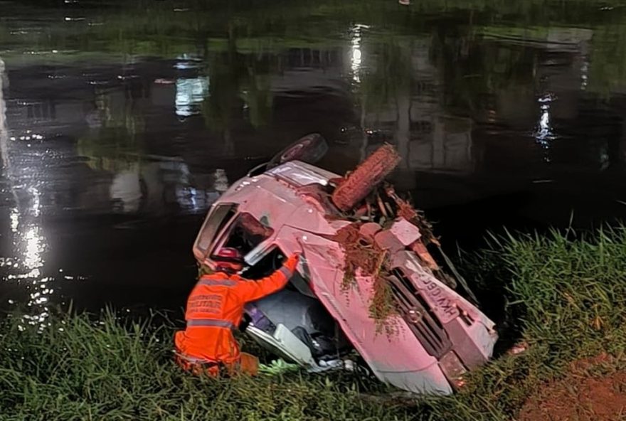 acidente-de-carro-com-cinco-passageiros-nas-margens-do-rio-paraibuna3A-todos-os-ocupantes-sao-resgatados-com-seguranca.-a-importancia-da-prevencao-no-transito