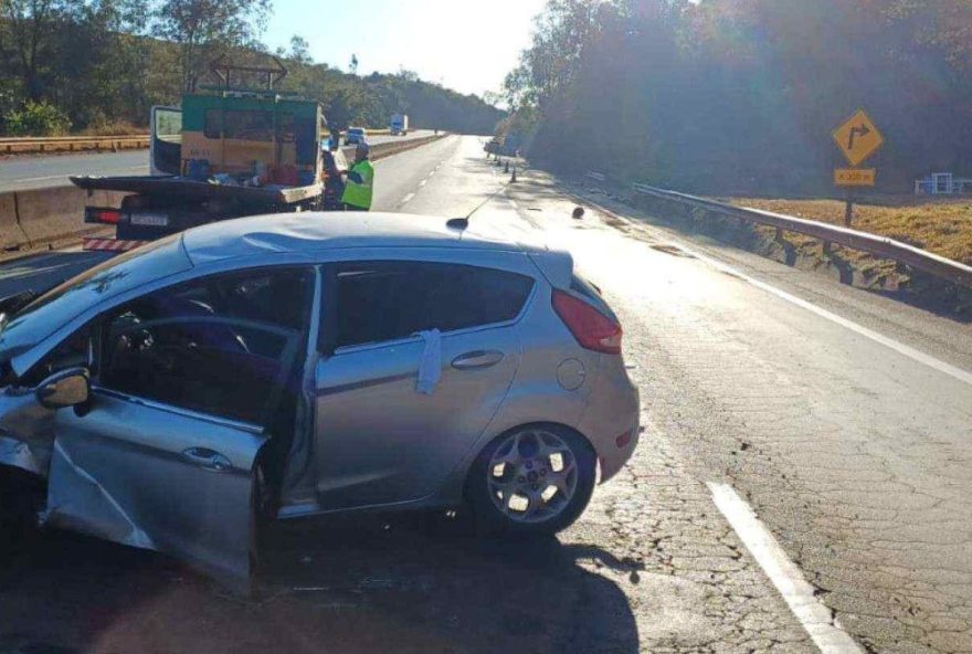 acidente-de-carro-mata-crianca-e-interdita-br-381