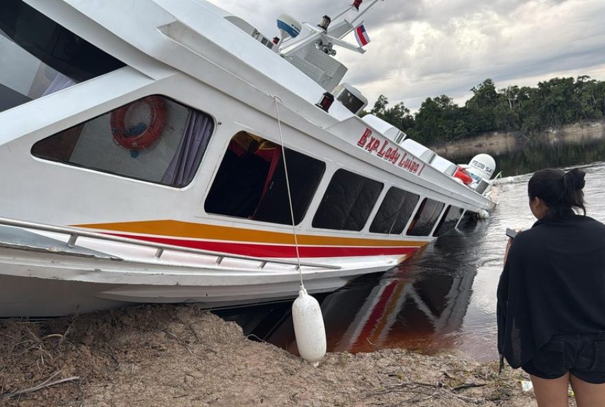 acidente-de-lancha-no-amazonas3A-passageiros-resgatados-e-ilesos-ao-colidir-com-barranco